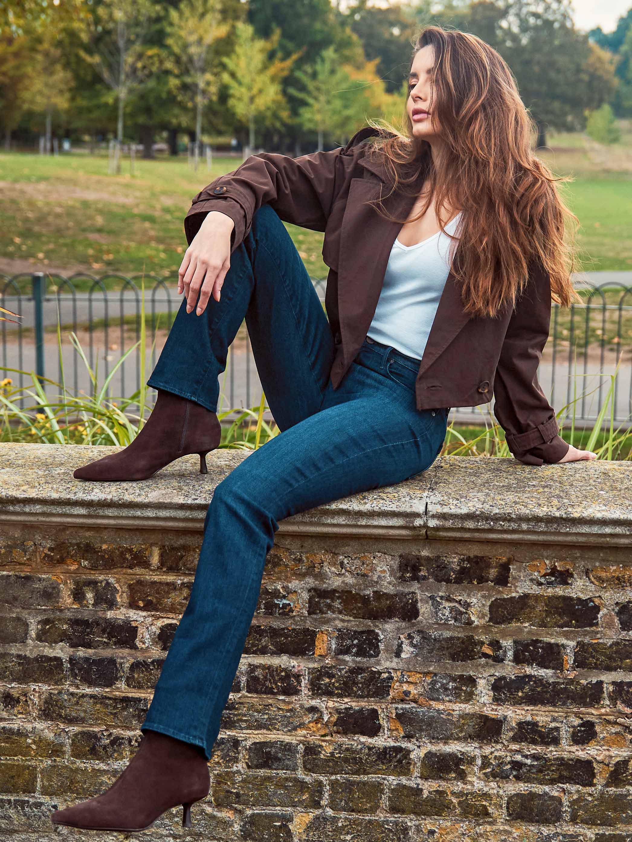 Bombshell Runaround Sue Dark Shale